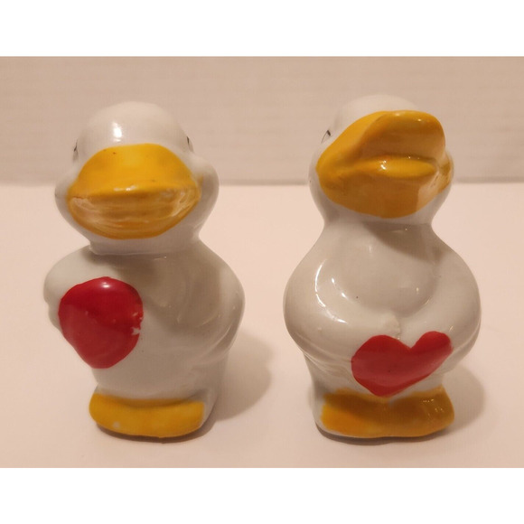 Ducks with Hearts Salt And Pepper Shakers In A Basket with Tablecloth - Picture 8 of 8